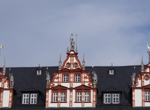 Stadthaus Giebel mit den Ritterfiguren