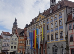 Rathaus mit den Stadtwappen und dem Turm der Moritzkirche