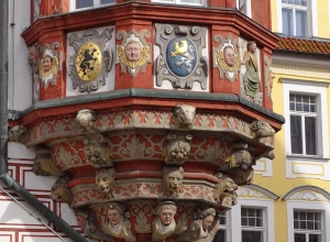 Stadthaus mit dem Erker und Wappen des Herzogshauses